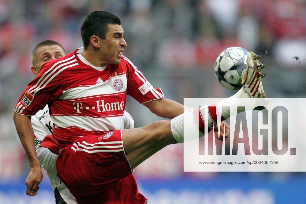 Lucio (Bayern, vorn) energisch gegen Artur Wichniarek (Bielefeld) - FuÃŸball 1. BL Herren Saison 2008 2009, FC Bayern MÃ¼nchen - Arminia Bielefeld 3:1 Gruppe MÃ¼nchen Dynamik,