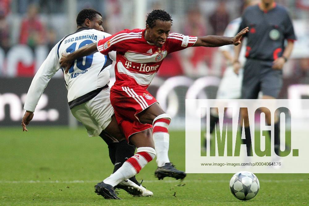 Ze Roberto (Bayern, re.) gegen Chris Katongo (Bielefeld) - Fußball 1. BL Herren Saison 2008 2009, FC Bayern München - Arminia Bielefeld 3:1 Gruppe München Dynamik,