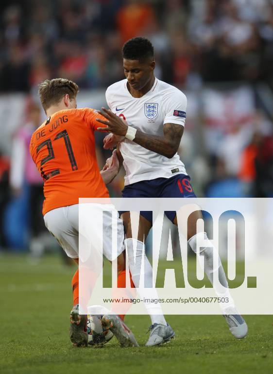 Frenkie de Jong of Netherlands challenged by Marcus Rashford of England during the UEFA Nations League match at D. Afonso Henriques Stadium, Guimaraes. Picture date: 6th June 2019. Picture credit should read: David Klein Sportimage . SPI-0093-0068