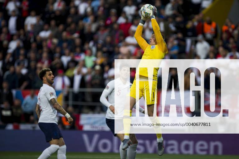 6th June 2019, St& xe1;dio D Afonso Henriques, Guimar& xe3;es, Portugal; UEFA Nations league Football semi-final, Netherlands versus England; Goalkeeper Pickford of ENG take the high crossed ball ActionPlus12141642 NikolaxKrstic