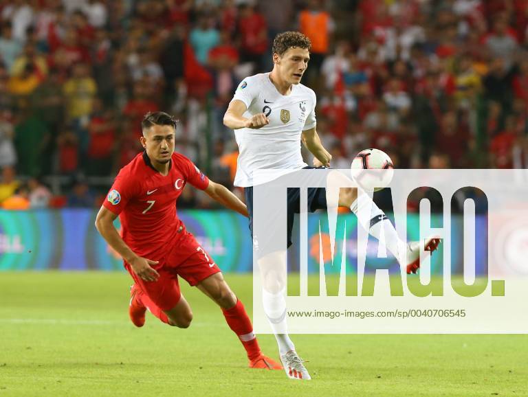 Fußball, EM Quali, Türkei - Frankreich Cengiz Under (L) of Turkey and Benjamin Pavard (R) of France during the Euro 2020 football qualification match between Turkey and France at the Buyuksehir Belediyesi stadium in Konya, on June 8, 2019.