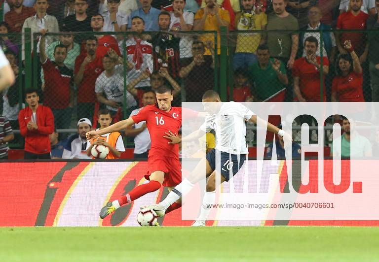 Fußball, EM Quali, Türkei - Frankreich Merih Demiral (L) of Turkey and Kylian Mbappe of France during the Euro 2020 football qualification match between Turkey and France at the Buyuksehir Belediyesi stadium in Konya, on June 8, 2019.