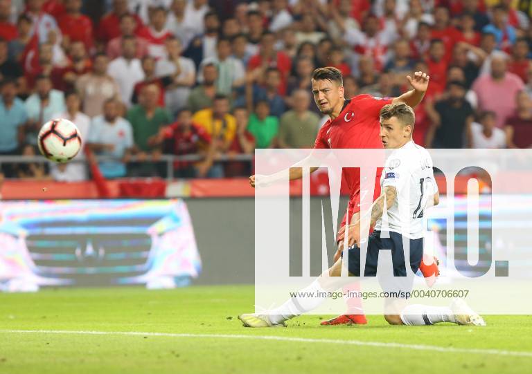Fußball, EM Quali, Türkei - Frankreich Cengiz Under (L) of Turkey and Lucas Digne 12 of France during the Euro 2020 football qualification match between Turkey and France at the Buyuksehir Belediyesi stadium in Konya, on June 8, 2019.