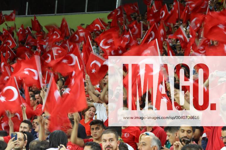 Fußball, EM Quali, Türkei - Frankreich Fans of Turkey during the Euro 2020 football qualification match between Turkey and France at the Buyuksehir Belediyesi stadium in Konya, on June 8, 2019.