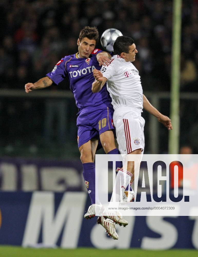 Adrian Mutu (AC Florenz, li.) gegen Lucio (Bayern) Fußball EC 1 Herren Champions League 2008 2009, ACF Fiorentina - FC Bayern München 1:1, Vdig Gruppe Florenz Dynamik,