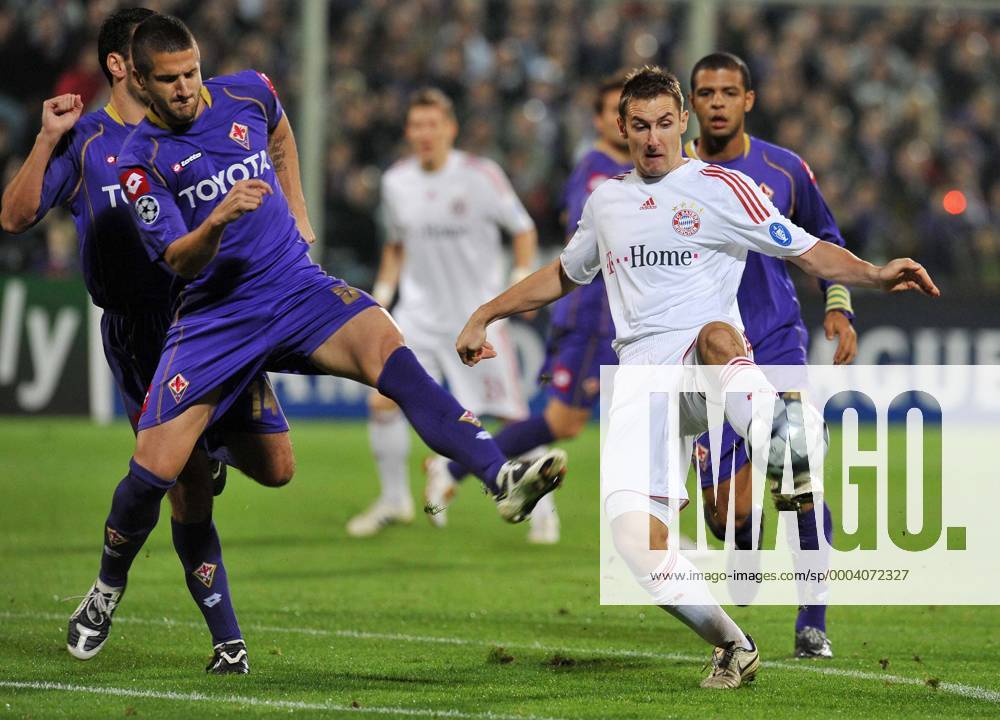 Miroslav Klose (Bayern, re.) gegen Alessandro Gamberini (AC Florenz) - Fußball EC 1 Herren Champions League 2008 2009, ACF Fiorentina - FC Bayern München 1:1, Vdig Gruppe Florenz