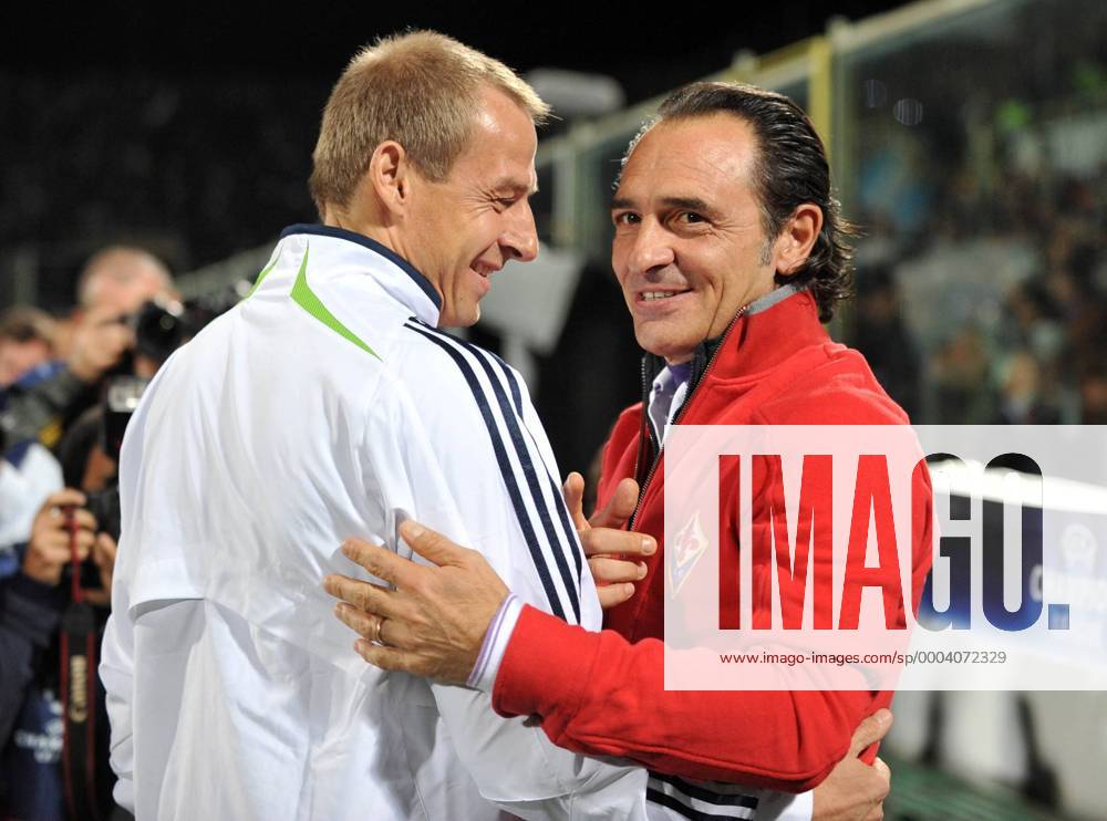 Trainer Jürgen Klinsmann (Bayern, li.) begrüsst Trainerkollege Claudio Cesare Prandelli (AC Florenz) - Fußball EC 1 Herren Champions League 2008 2009, ACF Fiorentina - FC Bayern München 1:1, Vdig Gruppe Florenz