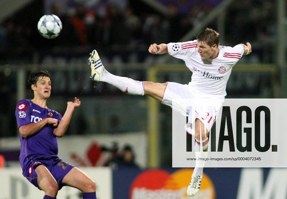 Bastian Schweinsteiger (Bayern, re.) mit hohem und gestrecktem Bein gegen Zdravko Kuzmanovic (AC Florenz) - Fußball EC 1 Herren Champions League 2008 2009, ACF Fiorentina - FC Bayern München 1:1, Vdig Gruppe Florenz Dynamik,