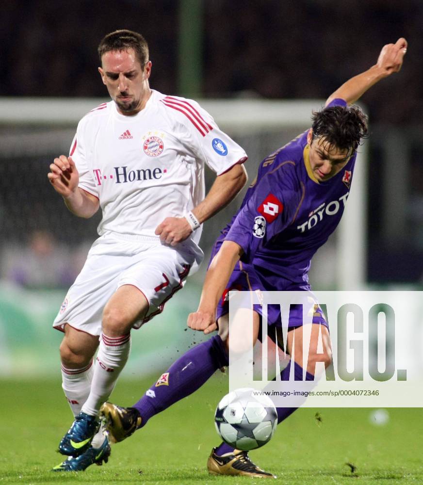 Franck Ribery (Bayern, li.) gegen Zdravko Kuzmanovic (AC Florenz) - Fußball EC 1 Herren Champions League 2008 2009, ACF Fiorentina - FC Bayern München 1:1, Vdig Gruppe Florenz Dynamik,
