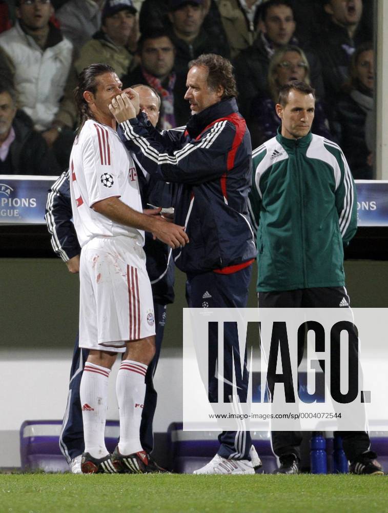 Martin Demichelis wird von Mannschaftsarzt Dr. Rüdiger Degwert (beide Bayern, 2.v.re.) behandelt Fußball EC 1 Herren Champions League 2008 2009, FC Bayern München Gruppe Florenz