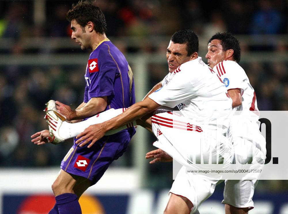 Adrian Mutu (AC Florenz, li.) gegen Lucio (Mitte) und Massimo Oddo (beide Bayern) - Fußball EC 1 Herren Champions League 2008 2009, ACF Fiorentina - FC Bayern München 1:1 Gruppe Florenz Dynamik,