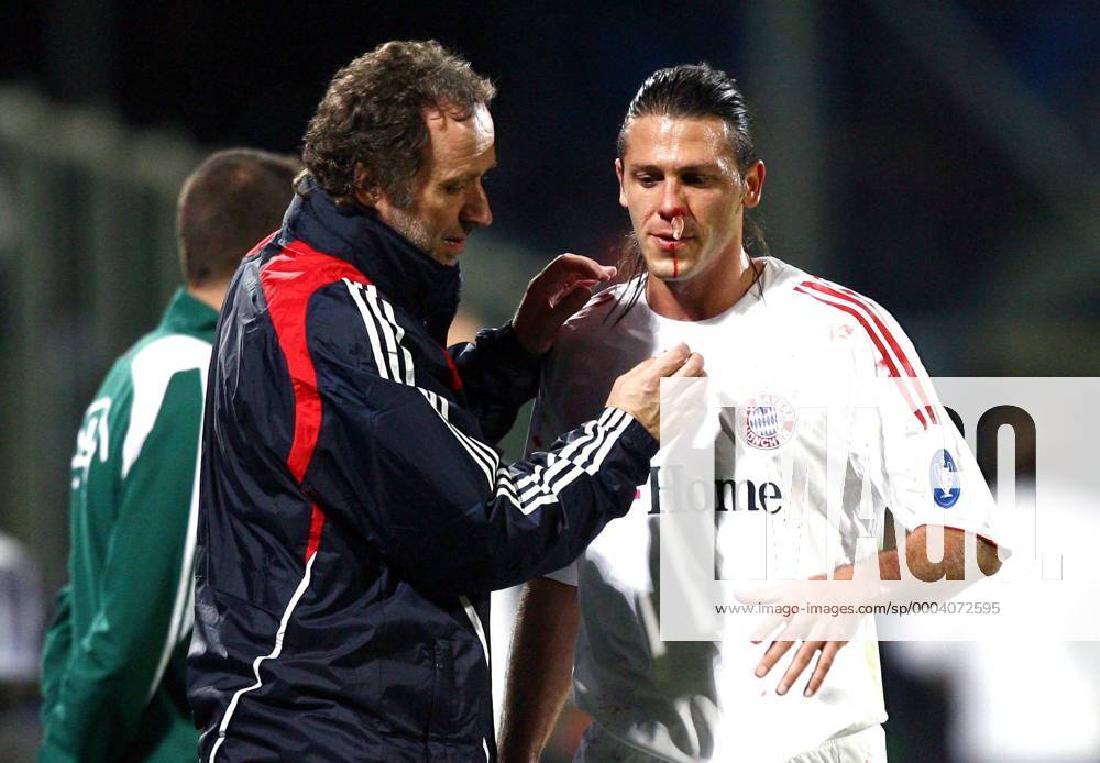 Martin Demichelis wird von Mannschaftsarzt Dr. Rüdiger Degwert (beide Bayern) behandelt - Fußball EC 1 Herren Champions League 2008 2009, FC Bayern München Gruppe Florenz