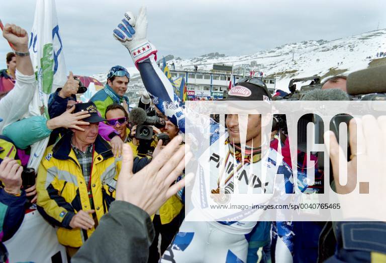 World Ski Championships 1996, Slalom Men Alberto TOMBA ITA SKI ALPIN SAISON 95 96 World Ski Championships 1996 Sierra Nevada Slalom Men 25 02 1996 Alberto TOMBA ITA cheers at the finish with fans Sierra Nevada Spain