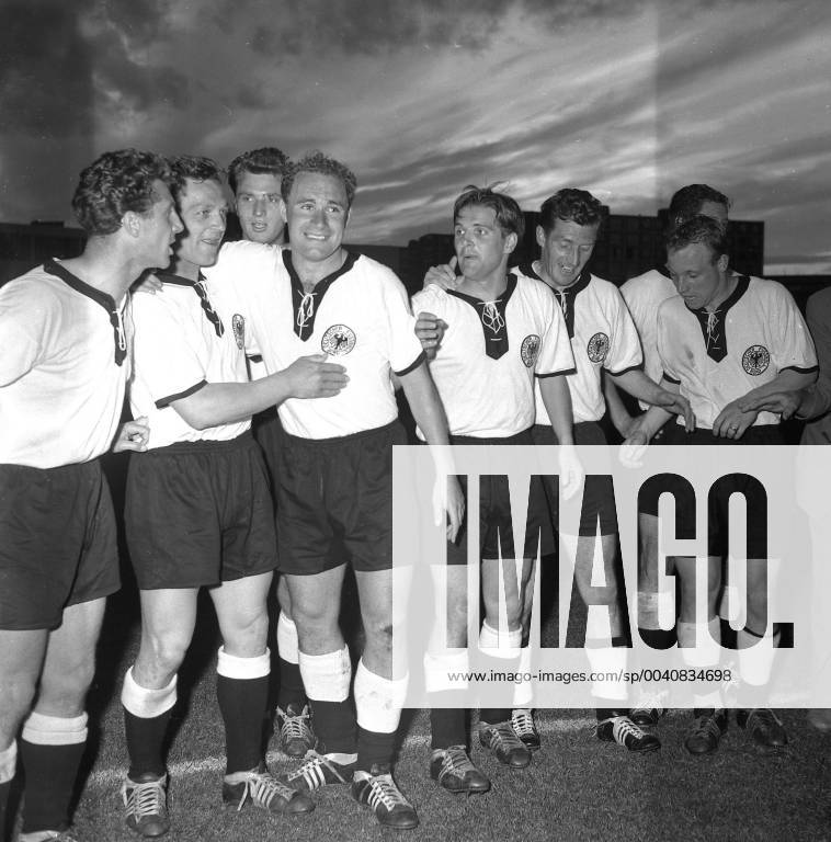 FBWM58 Germany Yugoslavia 1 0 v l Hans Schäfer, Erich Juskowiak, Alfred Aki Schmidt, Herbert Erhardt, Georg Stollenwerk, Fritz Walter, Uwe Seeler are happy after the game 19 06 1958 in Malmoe HM