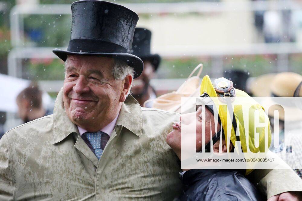 Ascot, Windsor, GBR Jockey Frankie Dettori tries to kiss trainer Sir Michael Stoute after winning the Prince of Wales Stakes with Crystal Ocean Ascot racecourse Jockey, Dettori, Portrait, Portrait, Trainer, Stoute, Kiss, kiss, kiss, funny, funny, joke, humor 190619D569ROYAL ASCOT JPG