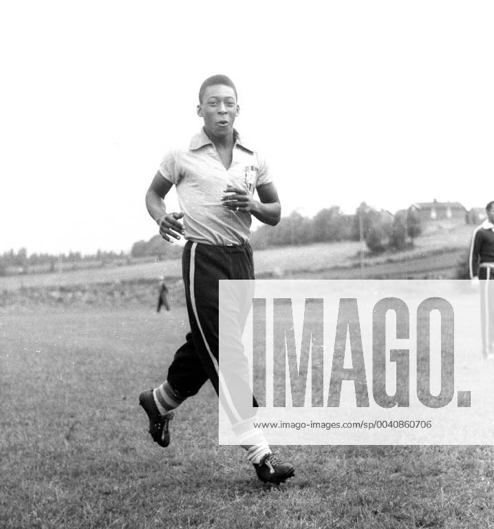 Soccer world cup 1958 in Sweden Pele Brazil in the training quarter runs, cheerfully, laughs 25 06 1958 HM