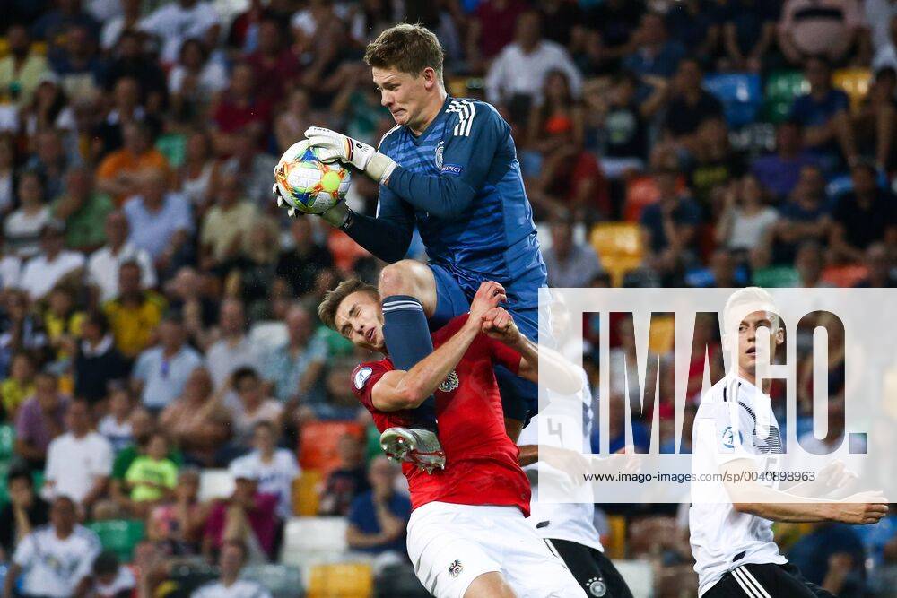 KW25 SOCCER - U21, U 21 EURO 2019, AUT vs GER UDINE,ITALY,23.JUN.19 - SOCCER - OEFB international match, Länderspiel, Nationalmannschaft Under-21 European Championship, EM, Europameisterschaft 2019, group stage, Austria vs Germany. Image shows Sasa Kalajdzic (AUT), Alexander Nuebel and Timo Baumgartl (GER). GEPAxpictures xDanielxGoetzhaber