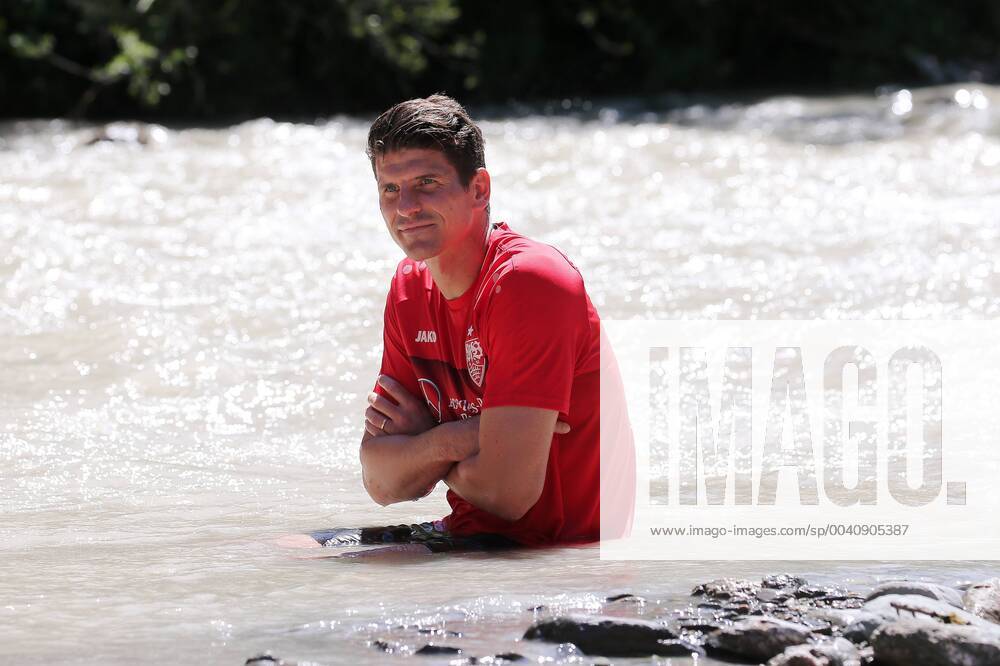 BAU 24 06 2019 Kitzbühel Football VfB Stuttgart in training camp, refreshment in the river Ache, Mario Gomez