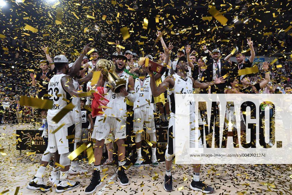 KW26 Les joueurs avec Tony Parker (asvel) et la coupe BASKBALL : Lyon-ASVEL vs Monaco - Jeep Elite - Finale Playoffs match 5 - 25 06 2019 FredericChambert Panoramic