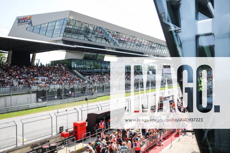 FORMULA 1 - GP of Austria 2019 SPIELBERG,AUSTRIA,27.JUN.19 - MOTORSPORTS, FORMULA 1 - Grand Prix of Austria, Red Bull Ring, preview. Image shows the pit lane walk. GEPAxpictures xDanielxGoetzhaber