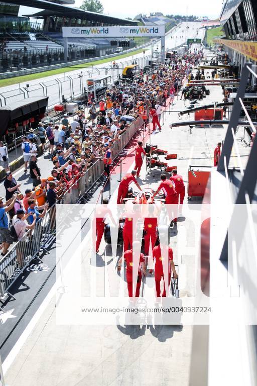 FORMULA 1 - GP of Austria 2019 SPIELBERG,AUSTRIA,27.JUN.19 - MOTORSPORTS, FORMULA 1 - Grand Prix of Austria, Red Bull Ring, preview. Image shows the Ferrari crew and fans during the pit lane walk. GEPAxpictures xDanielxGoetzhaber