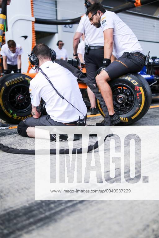 FORMULA 1 - GP of Austria 2019 SPIELBERG,AUSTRIA,27.JUN.19 - MOTORSPORTS, FORMULA 1 - Grand Prix of Austria, Red Bull Ring, preview. Image shows the pit crew of McLaren. GEPAxpictures xDanielxGoetzhaber