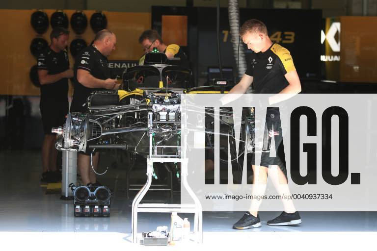 27th June 2019, Red Bull Ring, Spielberg, Austria; FIA Formula 1 Grand Prix, Driver Arrival day; Renault F1 Team mechanics work on building their car ActionPlus12148349 Octane