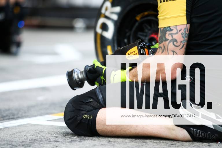 FORMULA 1 - GP of Austria 2019 SPIELBERG,AUSTRIA,27.JUN.19 - MOTORSPORTS, FORMULA 1 - Grand Prix of Austria, Red Bull Ring, preview. Image shows a detail of the pit crew. GEPAxpictures xDanielxGoetzhaber