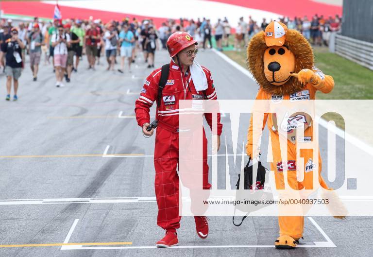 FORMULA 1 - GP of Austria 2019 SPIELBERG,AUSTRIA,27.JUN.19 - MOTORSPORTS, FORMULA 1 - Grand Prix of Austria, Red Bull Ring, preview. Image shows the public pit lane walk. GEPAxpictures xHaraldxSteiner