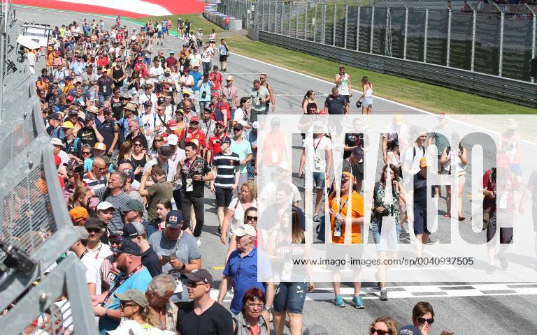 FORMULA 1 - GP of Austria 2019 SPIELBERG,AUSTRIA,27.JUN.19 - MOTORSPORTS, FORMULA 1 - Grand Prix of Austria, Red Bull Ring, preview. Image shows the public pit lane walk. GEPAxpictures xHaraldxSteiner