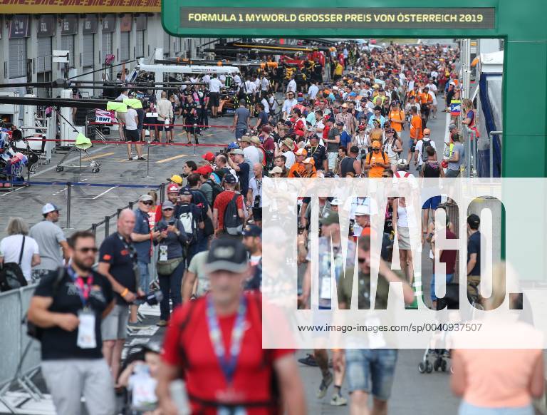 FORMULA 1 - GP of Austria 2019 SPIELBERG,AUSTRIA,27.JUN.19 - MOTORSPORTS, FORMULA 1 - Grand Prix of Austria, Red Bull Ring, preview. Image shows the public pit lane walk. GEPAxpictures xHaraldxSteiner