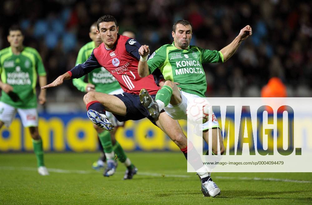 David Sauget (St. Etienne, re.) gegen Nicolas Fauvergue (Lille) - Fußball Herren Ligue 1 2008 2009, 1. Französische Liga, OSC Lille - AS St. Etienne 3:0, LOSC, ASSE Gruppe Lille Dynamik,
