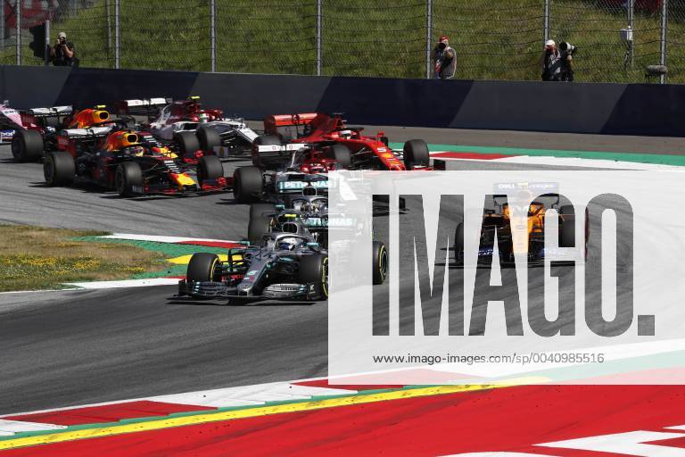 Motorsports: FIA Formula One World Championship, WM, Weltmeisterschaft 2019, Grand Prix of Austria, Start, 77 Valtteri Bottas (FIN, Mercedes AMG Petronas Motorsport), 44 Lewis Hamilton (GBR, Mercedes AMG Petronas Motorsport), 4 Lando Norris (GBR, McLaren F1 Team), Spielberg Austria