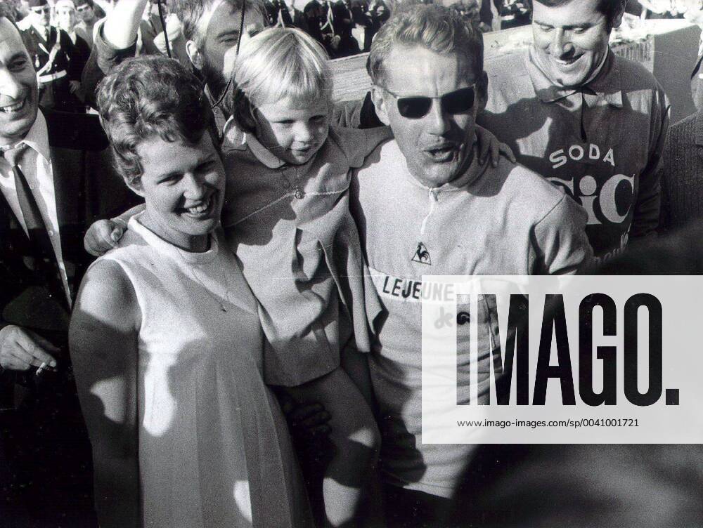 The dutch cyclist , Jan JANSSEN wins the 55 th Tour de France here in Paris after beating Belgian VAN SPRINGEL in the last etappe in Paris. Jan JANSSEN is congratulated by his wife and his daughter. FILESxAFP xBELGA x270594x FILESxAFP xBELGA x85097281stx