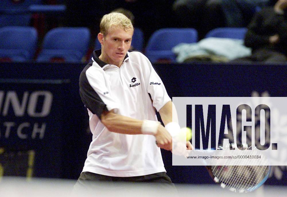 Nikolay Davydenko (Rußland) - beidhändige Rückhand Tennis Herren Davidoff Swiss Indoors 2001, ATP-Tour, Halle, Indoor, Hallentennis, Hallenturnier, Vdig, Einzelbild St. Jakobshalle Basel Dynamik,