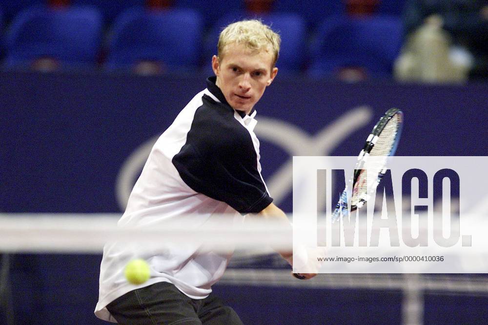 Nikolay Davydenko (Rußland) - beidhändige Rückhand Tennis Herren Davidoff Swiss Indoors 2001, ATP-Tour, Halle, Indoor, Hallentennis, Hallenturnier, Vdig, Einzelbild St. Jakobshalle Basel