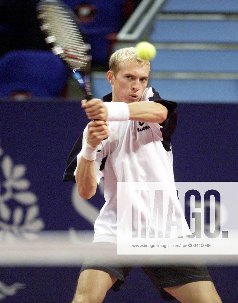 Nikolay Davydenko (Rußland) - beidhändige Rückhand Tennis Herren Davidoff Swiss Indoors 2001, ATP-Tour, Halle, Indoor, Hallentennis, Hallenturnier, Vdig, Einzelbild St. Jakobshalle Basel Dynamik,