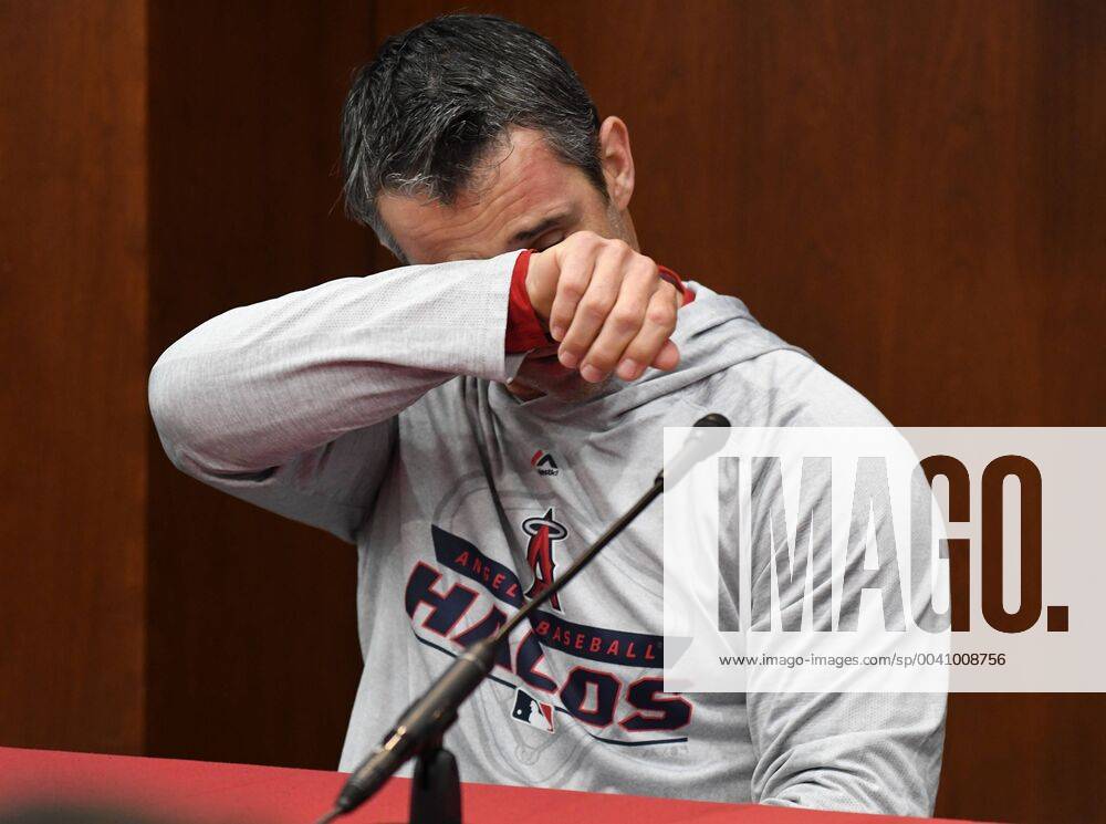 KW27 Los Angeles Angels manager Brad Ausmus wipes a tear as he talks about the death of pitcher Tyler Skaggs during a pregame press conference, PK, Pressekonferenz at Globe Life Park in Arlington, Texas on July 2, 2019. Skaggs, 27, was found dead at a North Texas hotel Monday while the team is in town for a series against the Texas Rangers. No foul play is suspected and the teams postponed Monday s game. ARL2019070204 IANxHALPERIN
