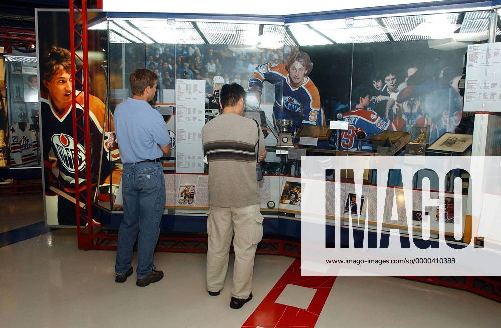 Besucher in der Hockey Hall of Fame vor der Wayne Gretzky-Vitrine Eishockey Herren NHL, National Hockey League 2001 2002, Museum, Eishockeymuseum, Historie, Geschichte, Sportmuseum Gruppe Hockey Hall of Fame Toronto