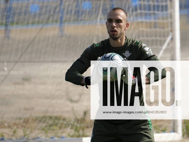 Entrenamiento del Betis. En la imagen, Pau Lopez. Betis training session. In this picture, Pau Lopez.