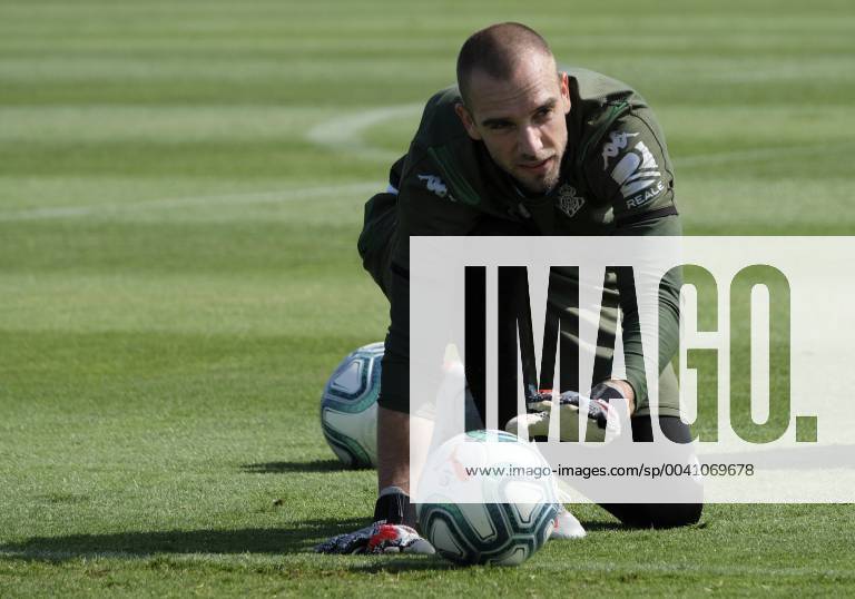 Entrenamiento del Betis. En la imagen, Pau Lopez. Betis training session. In this picture, Pau Lopez.