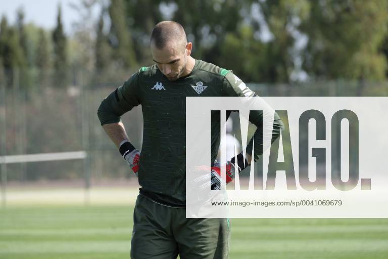 Entrenamiento del Betis. En la imagen, Pau Lopez. Betis training session. In this picture, Pau Lopez.
