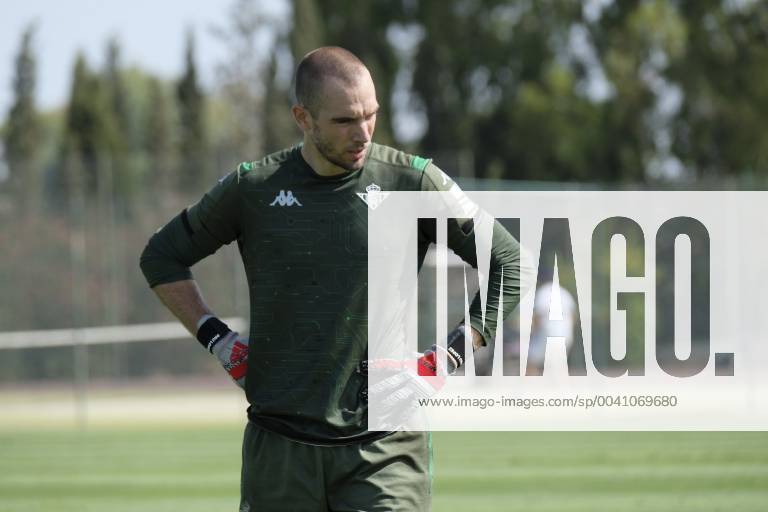 Entrenamiento del Betis. En la imagen, Pau Lopez. Betis training session. In this picture, Pau Lopez.
