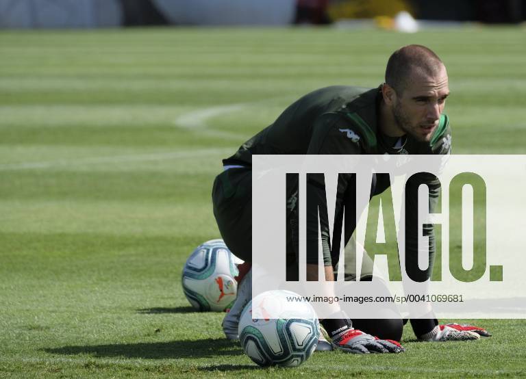 Entrenamiento del Betis. En la imagen, Pau Lopez. Betis training session. In this picture, Pau Lopez.