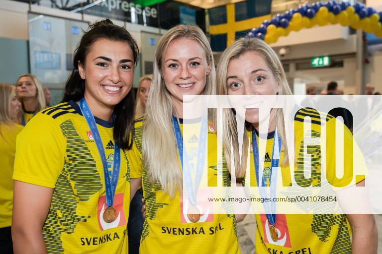 Zecira Musovic, Amanda Ilestedt and Amanda Ilestedt arrive at Landvetter during the bronze celebrations of the Swedish national team in football on July 8, 2019 in Gothenburg Photo Michael Erichsen PICTURE Cop 89 football lady sweden football sweden celebration women bbeng bronze bronze celebration reception receiving landvetter airport,