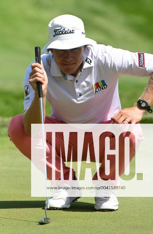 SILVIS, IL - JULY 13: Peter Malnati sets up his putt on the 1 green during the third round of the John Deere Classic Golf Tournament at TPC Deere Run on July 13, 2019, at Silvis, IL. (Photo by Keith Gillett Icon Sportswire) GOLF: JUL 13 PGA, Golf Herren - John Deere Classic Icon1907013021