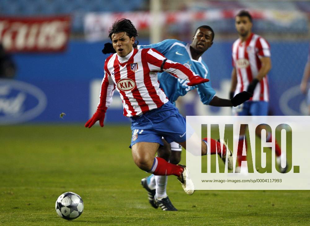 Sergio Agüero (Atletico Madrid, li.) gegen Edison Mendez (Eindhoven) - - NOxONLINExUSE Fußball EC 1 Herren Champions League 2008 2009, Atletico Madrid PSV Eindhoven 2:1 Gruppe Madrid Dynamik,