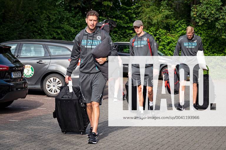 Handball HBL Bundesliga, HSG Wetzlar Training Camp 2019, v l Olle Forsell Schefvert HSG Wetzlar , Emil Frend Oefors HSG Wetzlar , Anton Lindskog HSG Wetzlar at the descent to the training camp at the Dutenhofen sports hall Thun