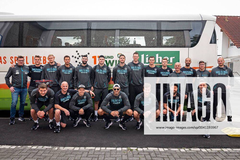 Handball HBL Bundesliga, HSG Wetzlar Training Camp 2019, The team of HSG Wetzlar at the downhill to the training camp in Thun Switzerland at the Dutenhofen sports hall Thun