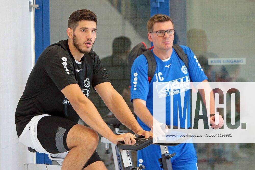 Handball HBL Bundesliga, HSG Wetzlar Training Camp 2019, The first training unit of HSG Wetzlar at the training camp in Thun Switzerland , v l Stefan Cavor HSG Wetzlar in conversation with co coach Jasmin Camdzic HSG Wetzlar Thun